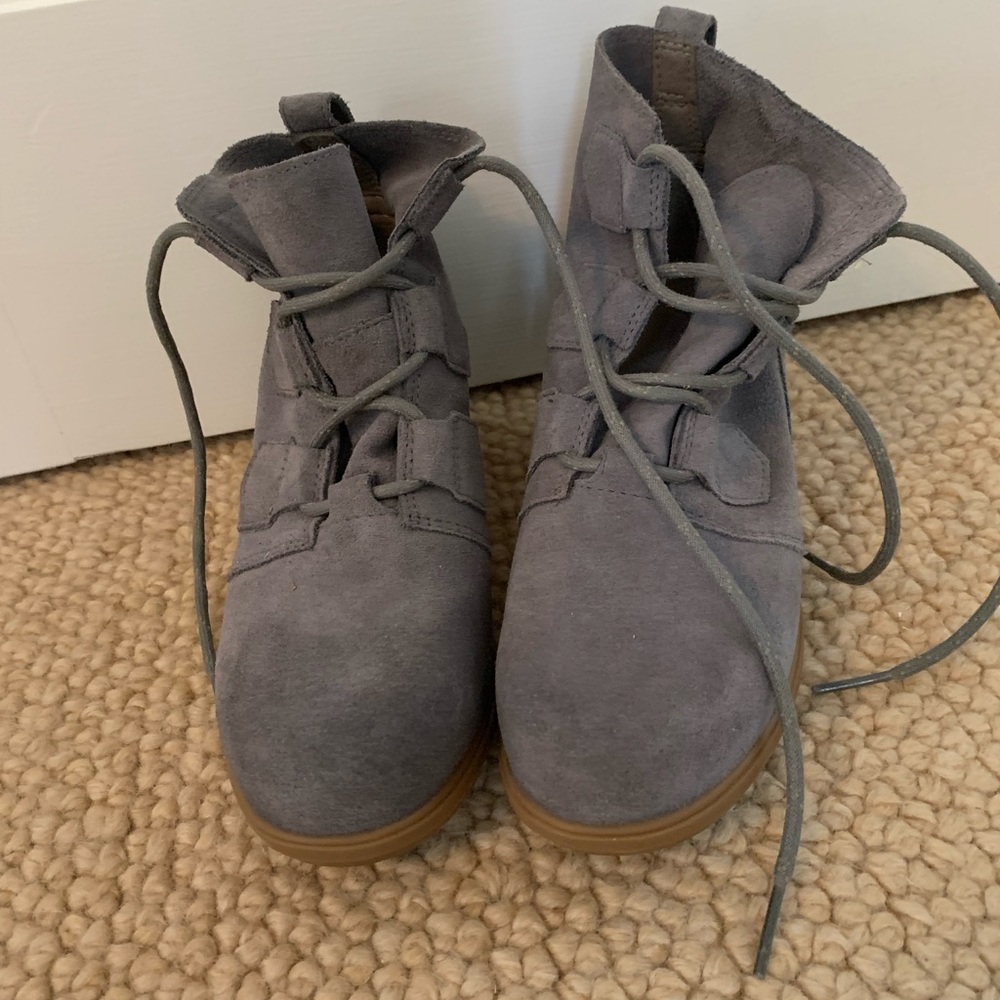 Sorel grey suede lace up booties. Size 8. Never worn